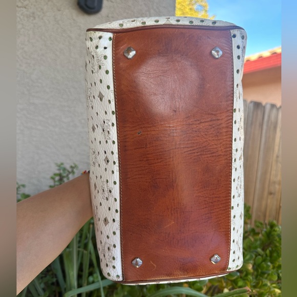 MCM limited edition perforated visetos handle bag - Picture 4 of 12